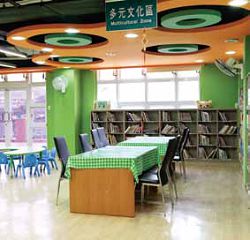 臺中市大肚區圖書館設置多元文化區，推動新住民親子閱讀。