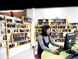 高雄市立圖書館鼓山分館一樓設置了33 平方公尺的青少年閱讀區暨多媒體視聽及網路檢索區。