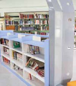 高雄市立圖書館鼓山分館設置青少年專區，將「青少年橋梁書」導入唾手可及的書櫃中。
