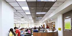 新竹市文化局圖書館改造完成，擠滿了前來看書的民眾，並獲Google搜尋4.5 星級的好評。