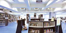 臺北市立圖書館景新分館自由開放的空間設計，給讀者遼闊的視野。