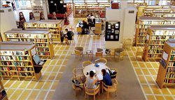 瑞典烏普薩拉(Uppsala) 大學圖書館內部規劃的閱覽區與好書帶著走服務。( 葉翠玲提供）