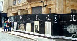 英國博德利圖書館(The Bodleian) 以類博物館的思維，利用工程圍籬圍作為展示介面，依字母順序主題式的介紹館藏，形成3D 的延伸閱讀。( 葉翠玲提供）