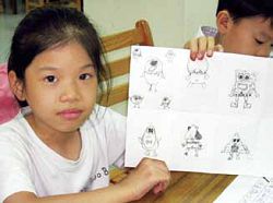 喜歡漫畫的小朋友在東東漫畫技法親子讀書會中學習基礎技法。