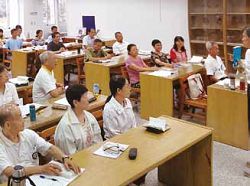 「讀老子練功夫」除了讀經還配合外內丹功實練,學員身心皆能受益協調。 「讀老子練功夫」除了讀經還配合外內丹功實練,學員身心皆能受益協調。