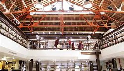 桃園市立圖書館大湳分館空間形成新舊交融的對話關係。