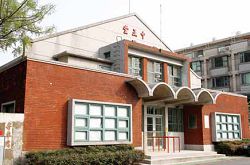 桃園市立圖書館大湳分館原為1964 年所建造的八德中正堂。 桃園市立圖書館大湳分館原為1964 年所建造的八德中正堂。