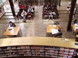 桃園市立圖書館大湳分館原觀眾席與舞臺之間轉化為閱覽與書籍媒體的對話關係。