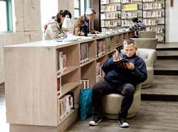 桃園市立圖書館大湳分館保留原電影播放空間的階梯。