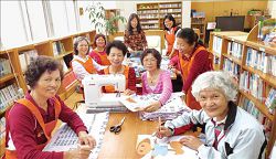 「環保書袋DIY」邀請長者發揮縫紉好手藝。(三灣鄉立圖書館提供) 「環保書袋DIY」邀請長者發揮縫紉好手藝。(三灣鄉立圖書館提供)