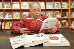三灣鄉立圖書館對71 歲的讀者廖建輝來說是精神的食糧。