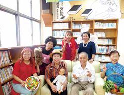樂齡長者參與表演話劇。（三灣鄉立圖書館提供）