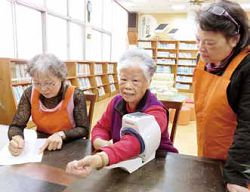 圖書館員協助長輩測量血壓。（三灣鄉立圖書館提供）