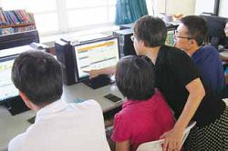 國資圖講師指導彰化縣成功國小教師實機操作使用數位資源。