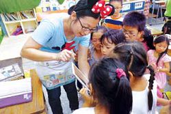 國資圖講師指導新竹縣清水國小學生利用平板閱讀電子繪本。