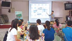 國資圖講師向新竹縣清水國小教師介紹圖書館數位資源。