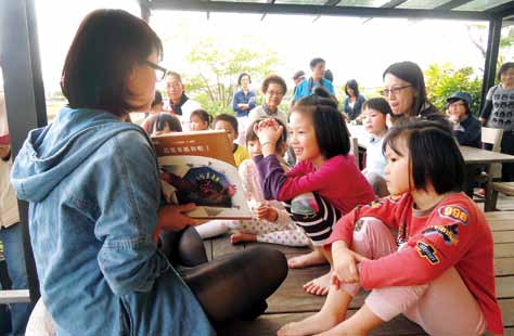 毛毛蟲兒童哲學基金會說故事活動。（毛毛蟲兒童哲學基金會提供）