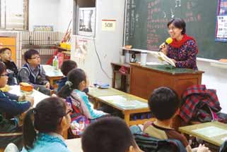 貓頭鷹親子教育協會送「故事便當」進校園，以「朗讀」餵養孩子。（貓頭鷹親子教育協會提供）