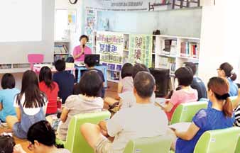 貓頭鷹親子教育協會到臺東縣關山鎮立圖書館舉辦「用閱讀培養出耐煩的孩子──陪孩子悅讀趣實戰巡迴講座」。（貓頭鷹親子教育協會提供）
