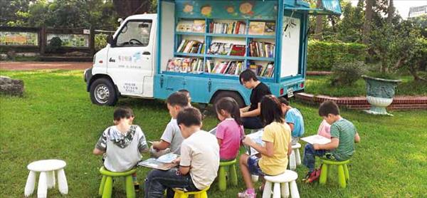 天下雜誌教育基金會「閱讀巡迴專車」，提供學童不同的閱讀體驗。（天下雜誌教育基金會提供）
