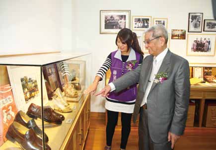 阿瘦皮鞋總裁羅水木參觀阿瘦真情故事館。(冬山鄉圖書館提供)