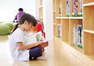 冬山鄉立圖書館親子閱覽室，讓孩童沉浸在美好的閱讀時光。