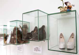 阿瘦真情故事館展示鞋子的演變過程。