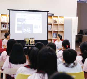 「非讀BOOK 臺南愛讀冊」定期安排小小主持新秀當家，訪問來賓。（臺南市立圖書館提供）