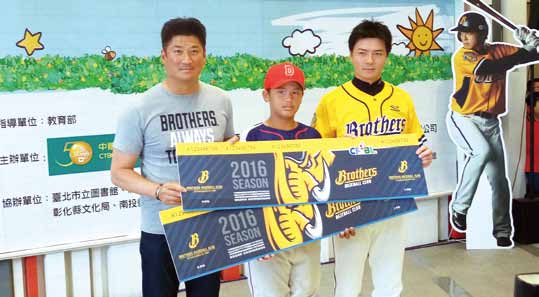 「閱讀全壘打 夢想象前行」以鼓勵閱讀換門票的方式，提高孩子閱讀的動力。