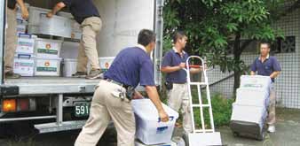 新竹貨運員工擔任一日志工，將書籍裝箱整理送至災區學校。（資料照片）