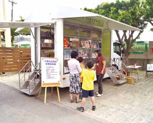 大里區圖書館圖書巡迴車每週到學校一次。( 臺中市大里區圖書館提供）