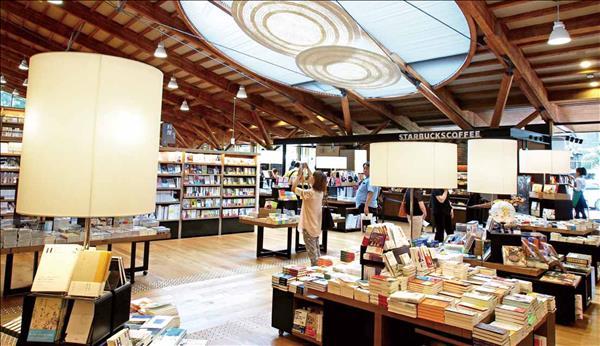 武雄市圖書館融入書店的設計概念。