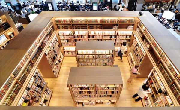 圖書館巨大的書架像是被書的宇宙環繞。