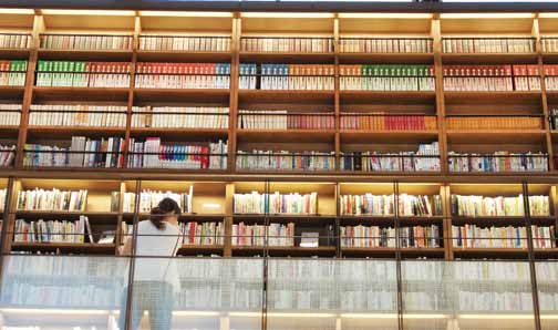 雜誌街的設計構想是武雄市圖書館的特色。