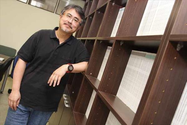 國立政治大學圖書資訊與檔案學研究所教授邱炯友。