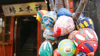 民眾可前往國立傳統藝術中心禪木工坊，體驗彩繪陀螺的樂趣。