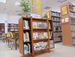 三灣鄉立圖書館推出「快樂綠手指」主題書展。