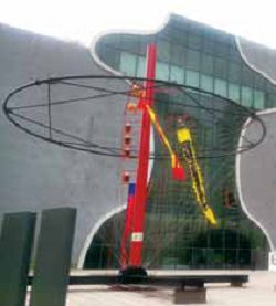 臺中國家歌劇院廣場搭起「醮壇」為表演舞臺，還有高度10 公尺的「燈篙」。（楊文琳攝）