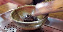 大碗泡茶，將茶葉倒進大碗中，再注以滾燙熱水。