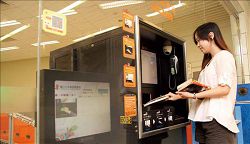 國立公共資訊圖書館結合RFID 的建置，提供讀者自動借還書服務。