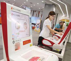 國立公共資訊圖書館結合RFID 技術，設置自動借書機。