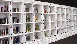 RFID 智慧型書架，提供讀者自行借閱預約圖書。