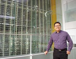 新北市立圖書館閱覽典藏課長李毓偉說，智慧型自動化預約取書機的創新機制更加落實24小時的讀者服務。