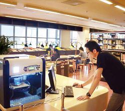 大東藝術圖書館將3D 列印機移置到二樓的開放空間，讓民眾能更加親近科技產品。
