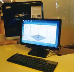 民眾利用圖書館中的電腦設計作品，大東藝術圖書館館員會義務性協助列印成品。