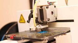 美國創新中心（AIC）提供3D 列印借用服務。