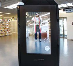 新北市立圖書館九樓的原民主題區，讀者可以透過AR 投影技術試穿不同的原民服飾。