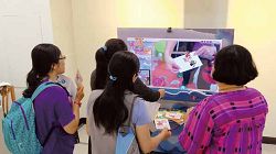 「原聲原繪─親子共學母語」互動書巡迴書展，讓民眾體驗AR「躍然紙上」的閱讀方式。( 國立公共資訊圖書館提供）