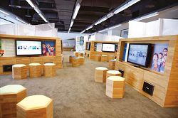 提供貼近讀者需求的數位服務與空間讓讀者感受科技應用的樂趣。( 國立公共資訊圖書館提供）