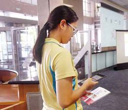 讀者透過手機,即可輕鬆完成借書。